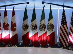 Las banderas nacionales que representan a Canadá, México y los Estados Unidos están iluminados por el escenario Lite el 5 de septiembre de 2017 en el Tratado de Libre Comercio de América del Norte, TLCAN, reconstrucción, Ciudad de México.