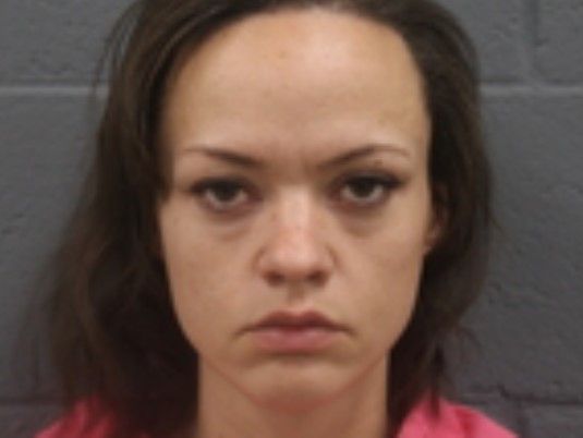 La mujer de Missouri, Taylor Santiago, de 1 años, ha sido acusada de matar a su esposo aislado y matar a la ex novia de la ex amiga en otros estados.