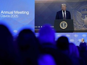 يتابع الناس خطابًا افتراضيًا للرئيس الأمريكي دونالد ترامب في الاجتماع السنوي للمنتدى الاقتصادي العالمي في دافوس، سويسرا، الخميس 23 يناير 2025.