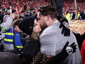 Taylor Swift Travis Calvis Calvis Calvis Kels #87K Kansas City Chiefs después de derrotar a Buffalo Bills 32-29 mientras jugaba el campeonato de la AFC en el Campeonato ARHC en Kansas City, Missouri en Kansas City, 2025.