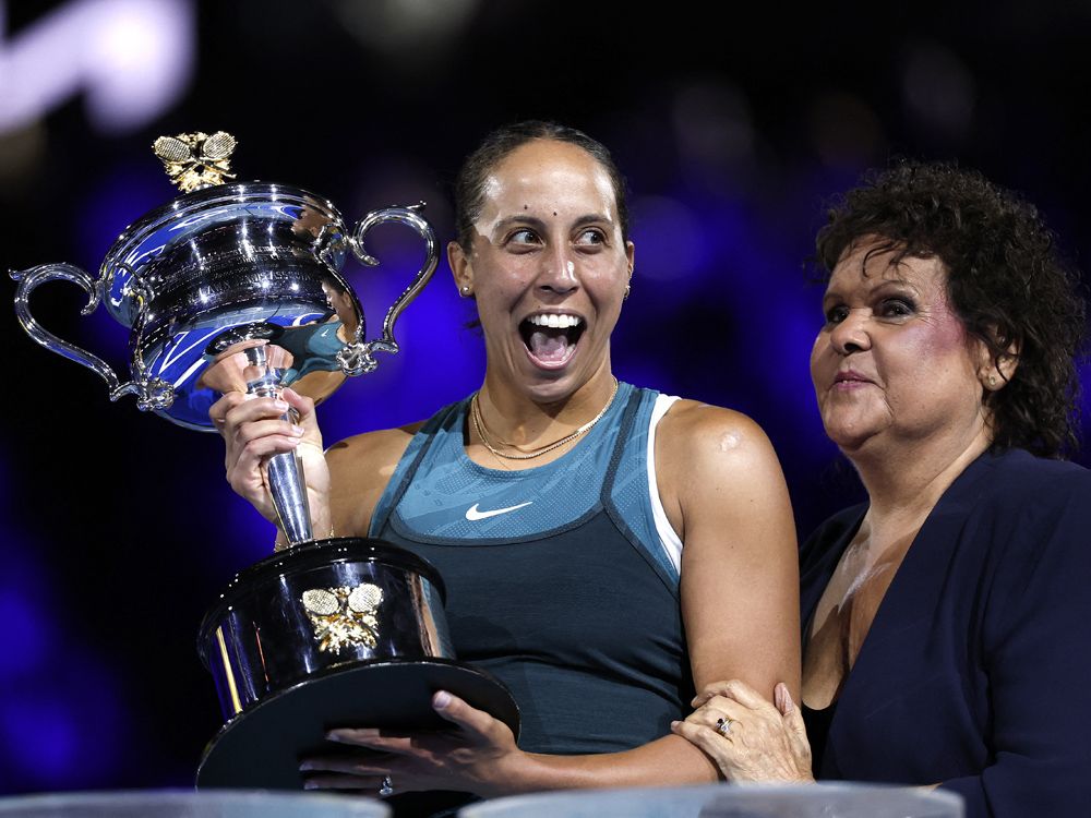 Madison Keys celebra junto a la ex tenista Yvonne Golagong Cawley tras derrotar a Aryna Sabalenka en la final del Abierto de Australia el 25 de enero de 2025. 
