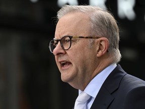 O primeiro-ministro australiano, Anthony Albanese, fala à mídia em Sydney, quarta-feira, 22 de janeiro de 2025.