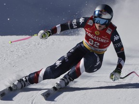 Lindsey Vonn, dos Estados Unidos, acelera na pista durante uma corrida de downhill da Copa do Mundo de Esqui Alpino Feminino em St. Anton, Áustria, sábado, 11 de janeiro de 2025.
