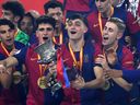 بيدري من نادي برشلونة يحتفل بكأس الفائزين بكأس السوبر الإسباني خلال تقديم الكأس بعد نهائي كأس السوبر الإسباني بين ريال مدريد وبرشلونة في مدينة الملك عبد الله الرياضية في 12 يناير 2025 في جدة، المملكة العربية السعودية.