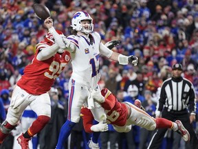 El mariscal de campo de Chris Jones (1) Buffalo Bill, Josh Allen, golpea a los Jefes de Kansas City a la defensiva (1 17) durante la segunda mitad del partido de fútbol de la NFL del campeonato de la AFC, en enero de 2021, Kansas City.