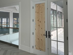 Dos ladrones ingresaron a la Casa King City en diciembre de 2024 y robaron valiosas pertenencias de la propiedad.