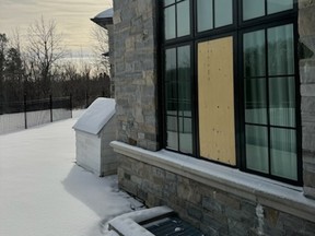 En diciembre de 2024 y los ladrones que roban los objetos de valor de la propiedad fueron los ladrones que entraron en la casa de King City y rompieron una ventana en el dormitorio principal y salieron de las instalaciones.