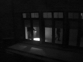 El servicio del video de la cámara de seguridad muestra que dos personas ingresaron a una casa de King City el 20 de diciembre de 2024.