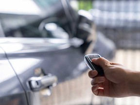 La alarma del automóvil del vecino está obstruyendo el sueño del lector.
