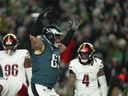 El tackle ofensivo de los Philadelphia Eagles, Lane Johnson (65), celebra un touchdown del mariscal de campo Jalen Hurts durante la segunda mitad del partido de fútbol americano de la NFL por el Campeonato de la NFC contra los Washington Commanders, el domingo 26 de enero de 2025, en Filadelfia.