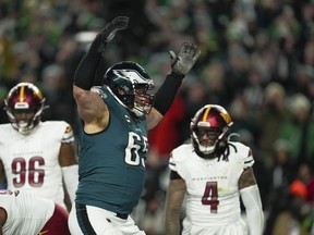 El agresivo tackle Lane Johnson (65) de Filadelfia Eagles celebra un touchdown de Jallon Hurts en la segunda mitad del partido de fútbol de la NFL de la NFC NFL contra los comandantes de Washington el domingo 26 de enero de 2025.