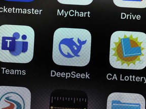 En esta imagen fotográfica, la aplicación DEPSEC se mostró en la pantalla de iPhone en California el 27 de enero de 2025.