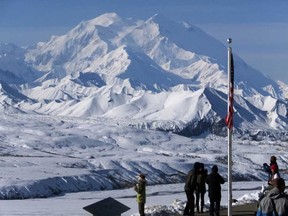 2 de septiembre de 2015 Para preservar el Parque Nacional Denali y Alaska, el pico más alto de América del Norte, la gente se encuentra en el Centro de Visitantes de Eelson con la escena Denali.