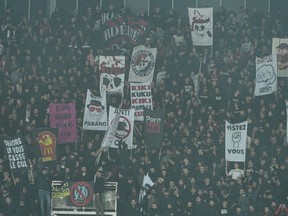 La fotografía muestra carteles insultantes en el partido de fútbol francés L1 entre OGC Nice (OM) en el Estadio Allianz Rivira en Niza, el sureste de Francia, el 26 de enero de 2025.