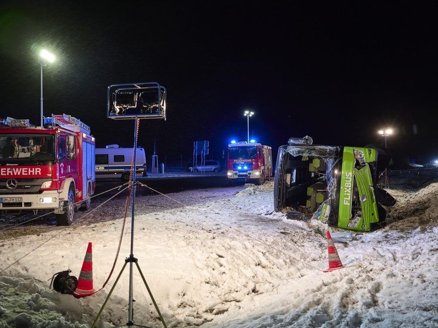 A bus accident on a highway in northeastern Germany leaves 2 dead