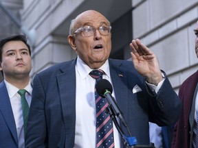 Rudy Giuliani fala após deixar o tribunal federal em Washington, sexta-feira, 10 de janeiro de 2025.
