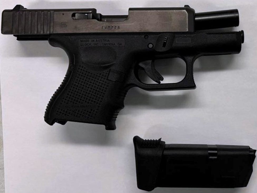 Esta pistola Gloc 26 cargó el domingo 26 de enero de 2025, después de un robo violento el domingo, un niño, de 17 años y 20 años, fueron acusados ​​de tomar esta pistola Gloc 26 cargada.