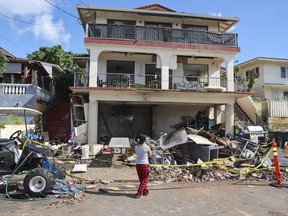 Archivo: una mujer está parada frente a la casa donde explotaron los fuegos artificiales en la víspera del año nuevo, el 1 de enero de 2025, mataron y lesionó a personas heridas.
