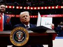 El presidente Donald Trump observó la orden ejecutiva firmada durante el 60º Desfile Presidencial en Washington DC el 20 de enero.