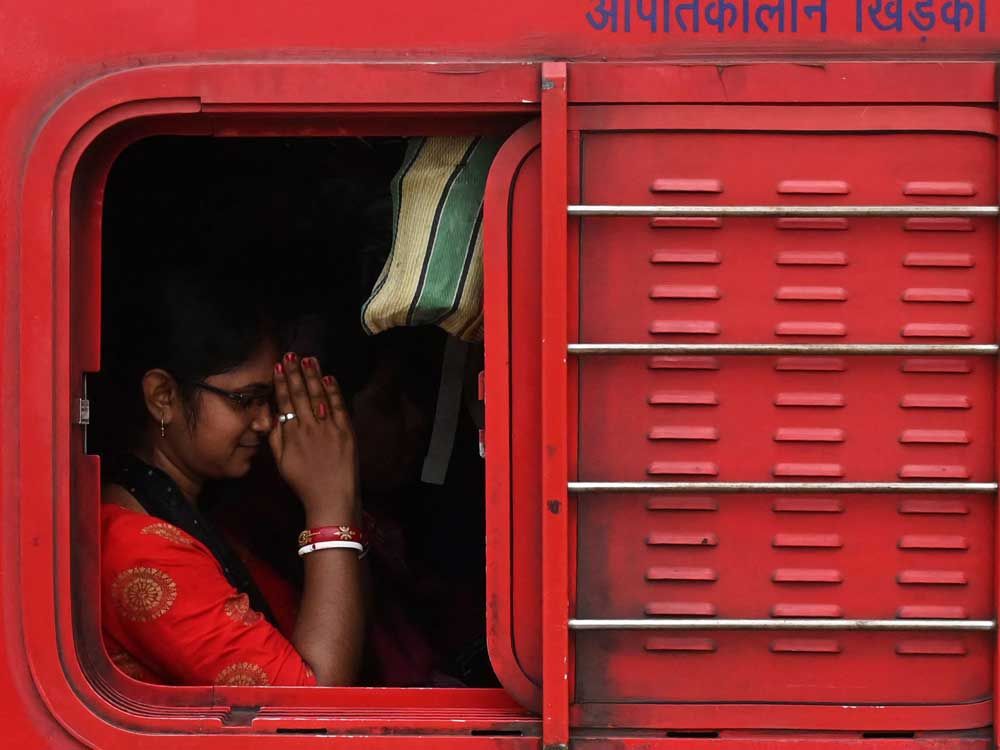 En esta foto del archivo, el tren sale del tren desde la estación de Shalimar cerca de Kolkata el 7 de junio de 2023, y un pasajero en los gestos de Koromandel Express con destino a Chennai. 