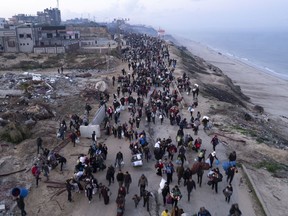 En una foto aérea tomada por un dron muestra que los palestinos desplazados regresarán a su casa en el valle del norte de Gaza, después de la decisión de Israel, después de la primera semana de la guerra con miles de Hamas, después de la primera semana de guerra, lunes , 27 de enero de 2025.