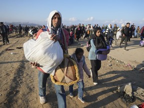 Después de la decisión de Israel por primera vez en la primera semana de la guerra de seis meses con Hamas, después de la decisión israelí, Ne'man Abu Zarad camina con su familia en el Valle del Norte de Gaza, el lunes 27 de enero de 2025.