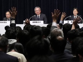 Desde la izquierda, el recién nombrado presidente y CEO de Fuji Television Network, vicepresidente de Fuji Television Network Board, Runosuk Endo y Fuji Television Network, el presidente y CEO saliente Kochi Minato, Fuji Telivion, Fuji, lunes, lunes.