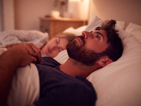 La mente de un hombre regresa a su primer amor.