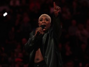 Chicago Skyti realiza el espectáculo de medio tiempo negro el sábado 7 de mayo de 2012 en Toronto WNBA luchando con Minnesota Lingx en Baloncesto Action.