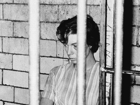 Archivo: Sharon Kinni se encuentra en su habitación en la sede de la policía, el 21 de septiembre de 1964, Ciudad de México, México. Está siendo detenido por cargos de disparar a una persona en Chicago en un motel local. Su ojo izquierdo era negro, aunque no se dio ninguna explicación.