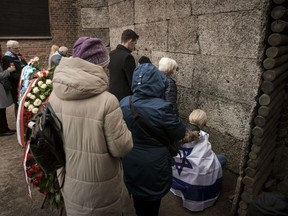 El 27 de enero de 2025, el lunes, Oswisim, Polonia, Auswitz-Birkeneau, un ex campo de concentración y extraminación alemán nazi, sobrevivieron y los familiares estaban estableciendo velas cerca del muro de la muerte.