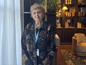 Tova Friedman, de 86 años, que fue capturado en Auswitz como una niña más joven, en Cracovia, Polonia, domingo 26 de enero. 2025, el Campamento de la Mierda está posado para una foto antes de recordar el 80 aniversario del lanzamiento.