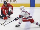 Washington Capitals Left Wing Wing Alex Ovechkin (1) compitió el sábado 5 de enero de 2021, el juego de hockey de NHL para el defensa de los New York Rangers, Adam Fox.