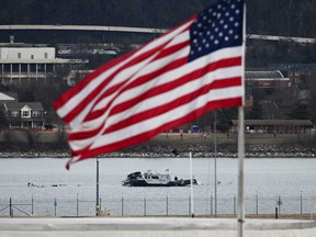 Después del vuelo 12 de American Airlines, un bote policial se reunió a orillas del río Potomac y llegó al Aeropuerto Nacional Reagan el 30 de enero de 2025, chocó con el helicóptero militar estadounidense cerca de DC.
