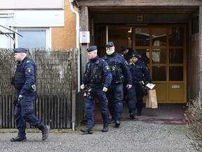 Después del tiroteo de Salwan Momika en un apartamento anoche, el jueves 5 de enero de 2021, una redada policial en Cidertal al sur de Estocolmo.