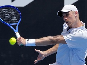 Denis Shapovalov de Canadá juega un revés contra Lorenzo Musti de Italia durante su partido de segunda ronda en el campeonato de tenis del Abierto de Australia el jueves 20 de enero de 2025 en Melbourne, Australia.