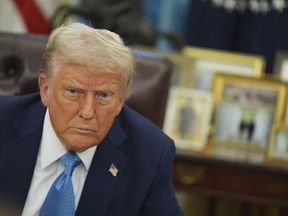 El presidente Donald Trump habló con los periodistas cuando firmó una orden ejecutiva en Washington el viernes de enero de 2025, la Oficina Oval de la Casa Blanca.