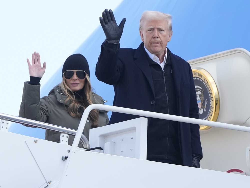 El presidente Donald Trump y la primera dama Melania Trump Wave Air Force One, viernes 24 de enero de 2025 para viajar a Carolina del Norte y California. 