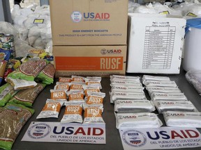 La asistencia humanitaria de USAID programada para Venezuela se exhibe para los medios de comunicación en un almacén junto al Puente Internacional Tenditus en el suburbio de Colombia Kakuta.