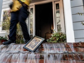 Uma imagem do interior de uma casa transborda pela porta da frente devido ao jato de água enquanto os bombeiros de Orange County e Los Angeles trabalham para salvar casas na zona de incêndio de Palisades.