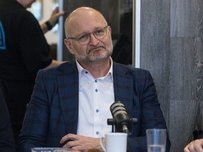 David Lametti en la cabina de la esquina en el Snowdon Deli en Montreal el 17 de enero de 2025.