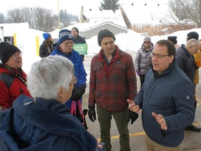 El líder del Partido Verde de Ontario, Mike Shreener y los candidatos de sonido Bruce-Gree-Oven, Joel Laude se reunieron con miembros públicos.