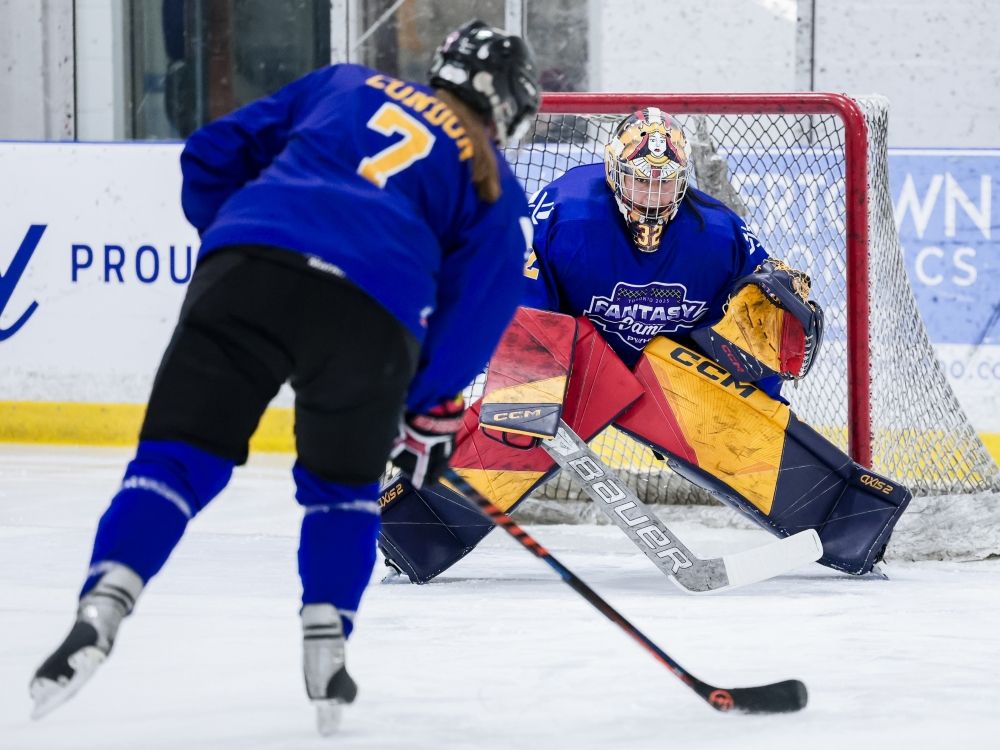 Un portero en el campamento de fantasía de PWL está mirando la parada.