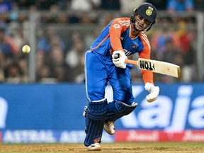 El debut de India, Sharma, observó el balón después de jugar un tiro durante el quinto y último partido de cricket internacional de Twenty20 entre India e Inglaterra.