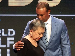 Tiger Woods y su madre Kulida Woods reaccionaron a la inducción del Salón de la Fama del Golf Mundial 2022, además de posar para las fotos antes de su inclusión.