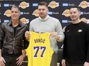 De izquierda a derecha, el gerente general de Los Ángeles Lakers, Rob Pelinka, Luca Donik, y el entrenador jefe JJ Redic.