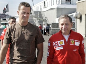 Michael Shumachar y el ex director del equipo de Ferrari, Jean Todd.