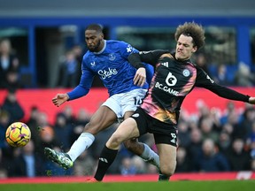 El delantero del Everton, Beto (L), el defensor de la ciudad de Listeter Wowate Phase disparó su segundo gol bajo la presión de Bélgica de Bélgica.