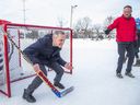 El candidato de liderazgo liberal Mark Carney Ottawa desempeñó el papel de Goldie después de ser aprobado por el diputado del sur David McGuwanti, el domingo 9 de febrero de 2025 en un carnaval de invierno en Balna Park en Ottawa.