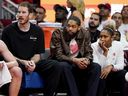 El alero de los violadores de Toronto, Brandon Inggram, mira desde el banco en la segunda mitad del domingo contra los Rockets de Houston.
